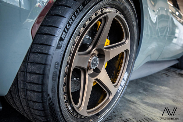 Фото дисков Brixton Forged TR05 Сатиновая бронза на Ferrari 296