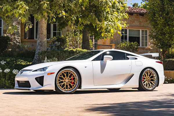Фото дисков Anrky AN30 Сатиновое золото на Lexus LFA