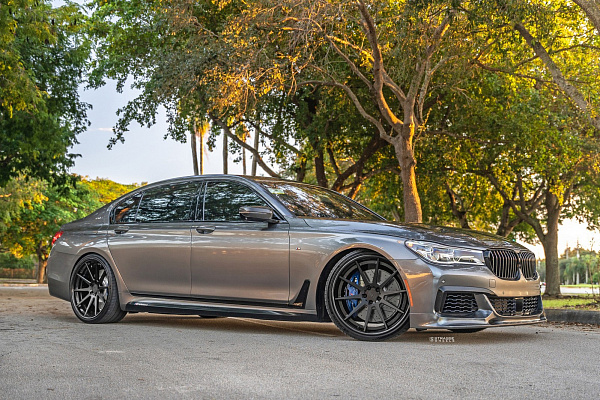 Фото дисков Strasse Wheels R10 Deep Concave FS Черный сатин на BMW 7 (G11/G12)
