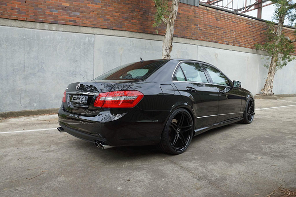 Фото дисков HRE P107 Черный глянец на Mercedes-Benz E-Class (W212, S212, C207)