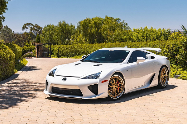 Фото дисков Anrky AN30 Сатиновое золото на Lexus LFA