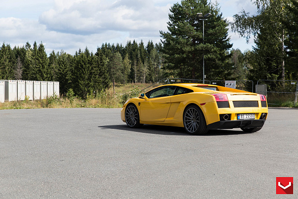 Фото дисков Vossen VFS-2 Глянцевый графит на Lamborghini Gallardo