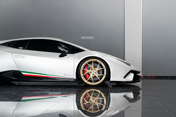 Фото дисков Strasse Wheels SM5RT Deep Concave Monoblock Сатиновое золото на Lamborghini Huracan