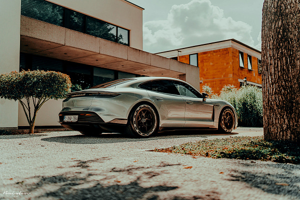 Фото дисков Brixton Forged PF7 Aerotech Черный сатин на Porsche Taycan I