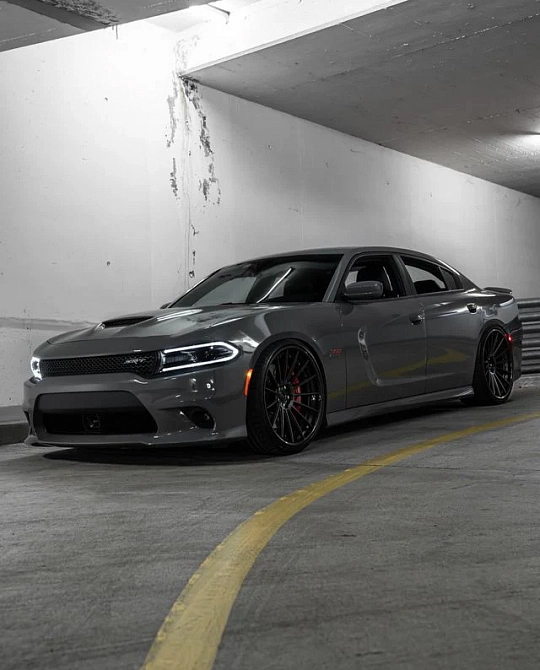 Фото дисков ST22.2 Сатиновый графит на Dodge Charger VII
