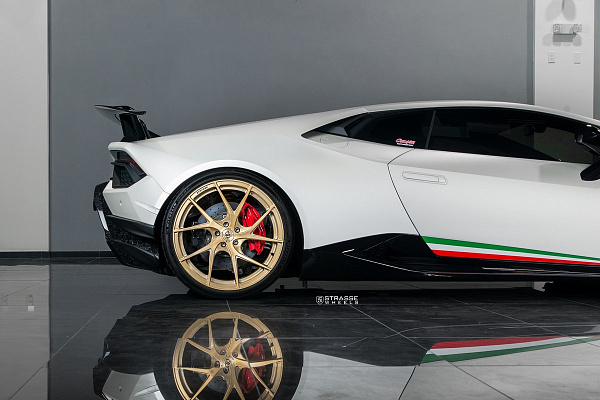 Фото дисков Strasse Wheels SM5RT Deep Concave Monoblock Сатиновое золото на Lamborghini Huracan