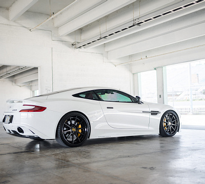 Фото дисков Strasse Wheels R10 Deep Concave FS на Aston Martin Vanquish 2