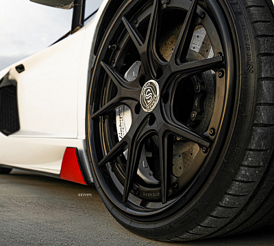 Фото дисков Strasse Wheels SM5R Deep Concave FS на Lamborghini Aventador