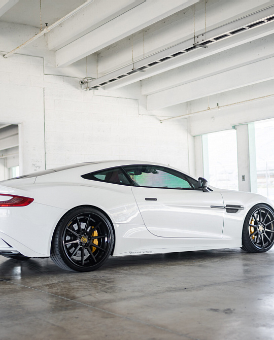 Фото дисков R10 Deep Concave FS Черный глянец на Aston Martin Vanquish 2