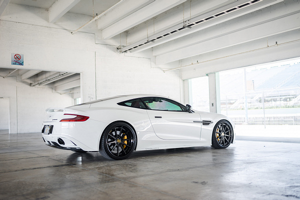 Фото дисков Strasse Wheels R10 Deep Concave FS Черный глянец на Aston Martin Vanquish 2