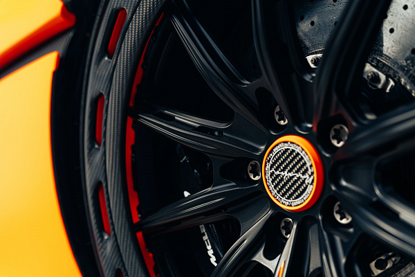 Фото дисков Brixton Forged FDE11 Aerotech Черный сатин на McLaren 600