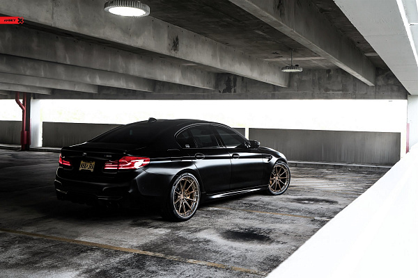Фото дисков Anrky AN38 Глянцевое темное золото на BMW 5/M5 (G30/F90)