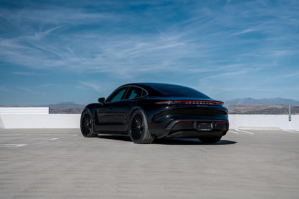 Фото дисков Savini BM16 Черный глянец на Porsche Taycan I