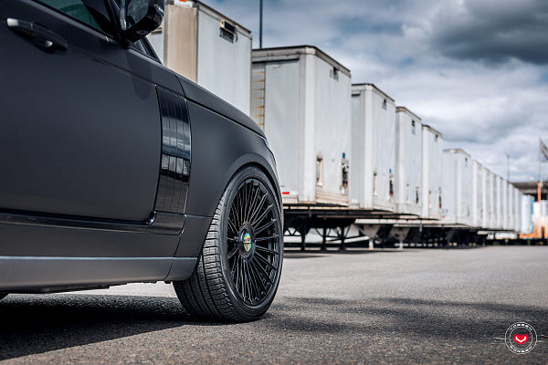 Фото дисков Vossen S17-13 Черный глянец на Land Rover Range Rover IV