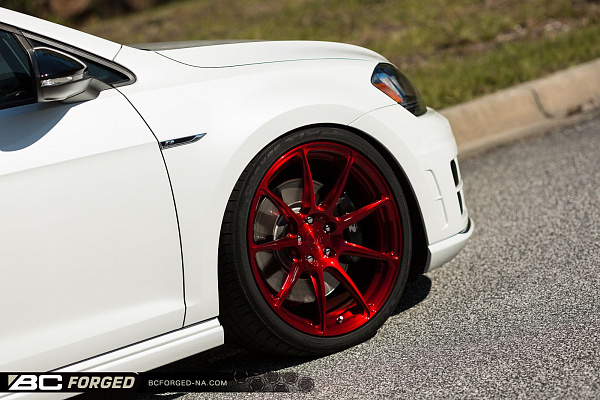 Фото дисков BC Forged RZ39 Красный глянец на Volkswagen Golf VII