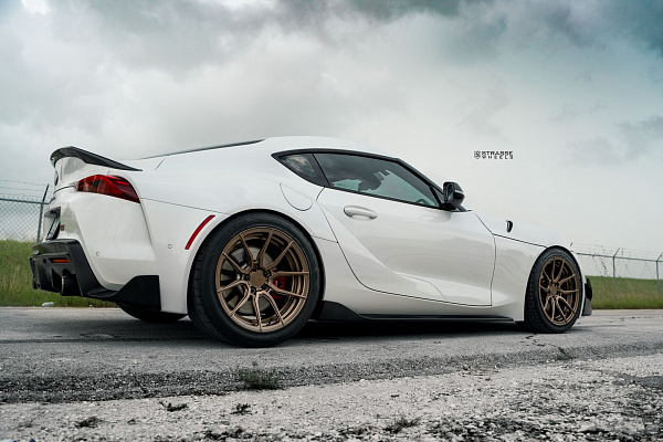Фото дисков Strasse Wheels SV5 Deep Concave Duoblock Сатиновое темное золото на Toyota Supra A90