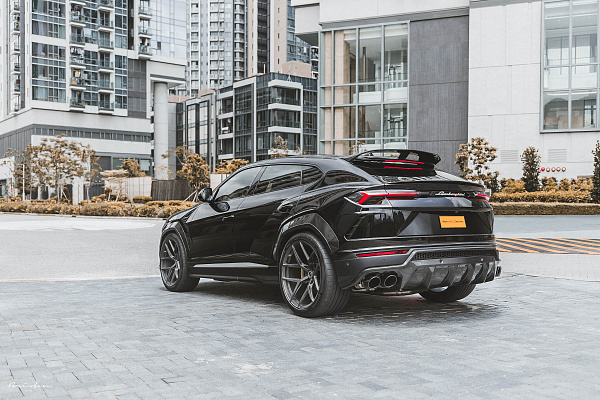 Фото дисков Brixton Forged PF7 Сатиновый темный лак на Lamborghini Urus