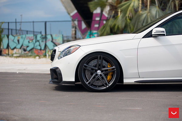 Фото дисков Vossen VFS-5 Глянцевый графит на Mercedes-Benz E-Class (W212, S212, C207)