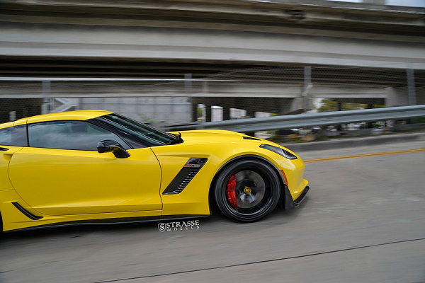 Фото дисков Strasse Wheels SM5R Deep Concave Monoblock Черный глянец на Chevrolet Corvette C7