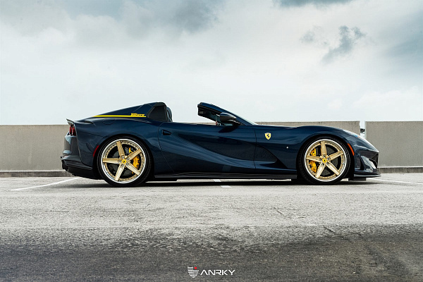 Фото дисков Anrky AN35 Глянцевое золото на Ferrari 812