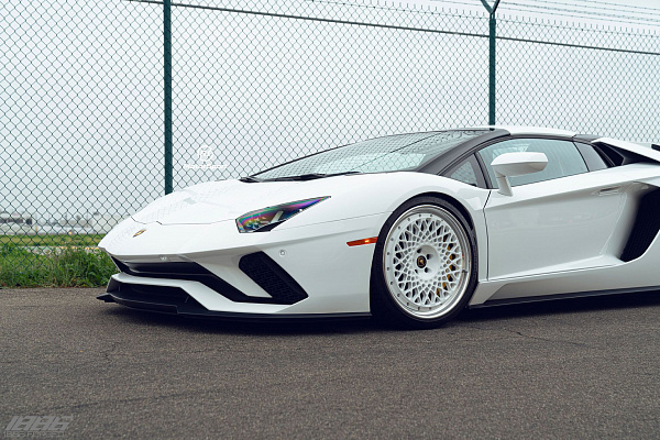 Фото дисков 1886 Wheels S009 Белый глянец на Lamborghini Aventador