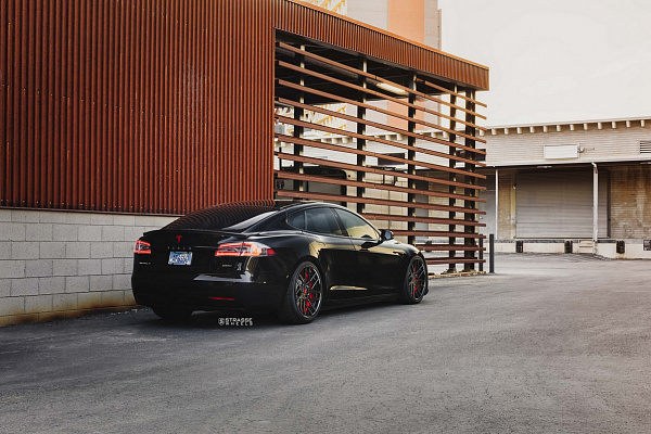 Фото дисков Strasse Wheels SM7T Deep Concave Черный глянец на Tesla Model S
