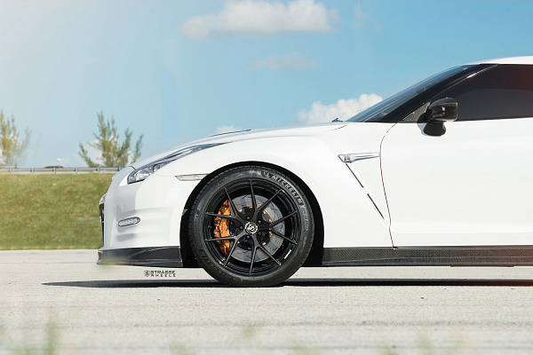 Фото дисков Strasse Wheels SM5R Deep Concave Monoblock Другой цвет на Nissan GT-R
