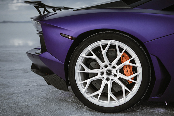 Фото дисков Brixton Forged PF10 Белый глянец на Lamborghini Aventador
