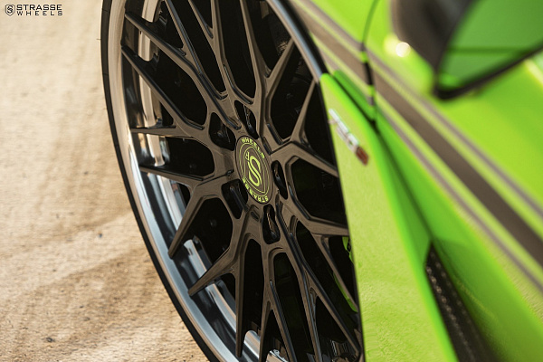 Фото дисков Strasse Wheels SV10M Deep Concave FS Черный глянец на McLaren 720S