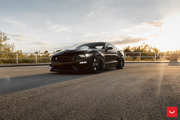 Фото дисков Vossen VFS-10 Черный глянец на Ford Mustang VI