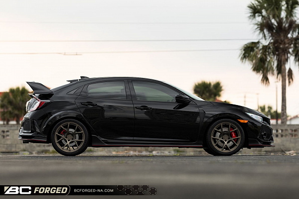 Фото дисков BC Forged RZ05 Сатиновая бронза на Honda Civic Type R FL5