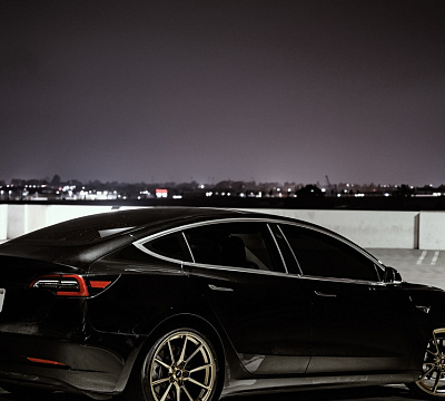 Фото дисков Savini SV-F4 на Tesla Model 3