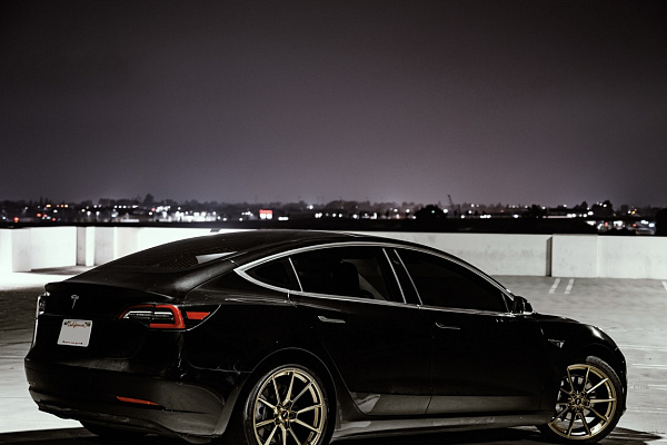 Фото дисков Savini SV-F4 Глянцевая бронза на Tesla Model 3