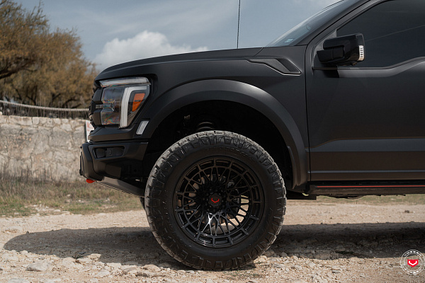 Фото дисков Vossen LCX-03 Черный глянец на GMC Sierra IV
