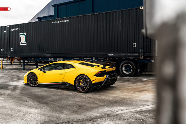 Фото дисков Anrky AN36 Сатиновая темная бронза на Lamborghini Huracan
