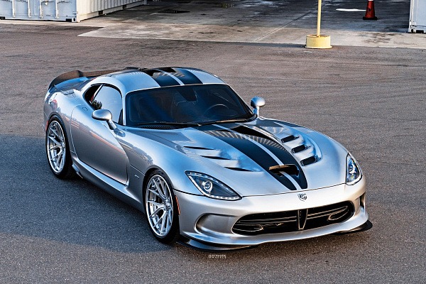 Фото дисков Strasse Wheels SM6R Deep Concave FS Глянцевый лак на Dodge Viper