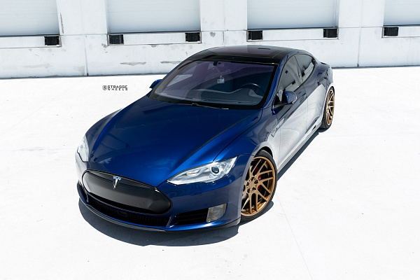 Фото дисков Strasse Wheels SM7T Deep Concave Сатиновая темная бронза на Tesla Model S