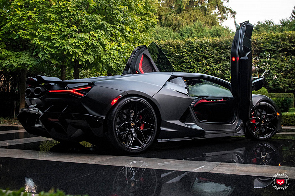 Фото дисков Vossen S21-08 Черный глянец на Lamborghini Revuelto