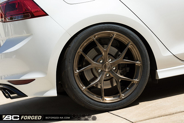 Фото дисков BC Forged RZ21 Глянцевая бронза на Volkswagen Golf VII