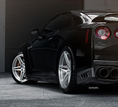 Фото дисков Strasse Wheels SV2 Deep Concave Monoblock на Nissan GT-R