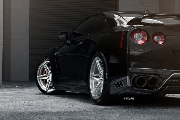 Фото дисков Strasse Wheels SV2 Deep Concave Monoblock Глянцевый лак на Nissan GT-R