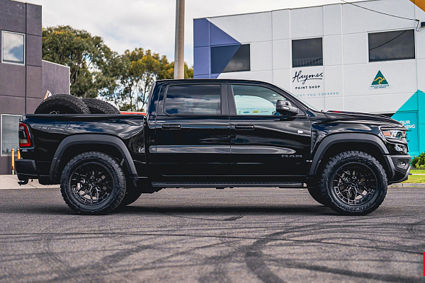 Фото дисков Vossen HFX-1 (6-Lug) Черный глянец на Ram 1500 V