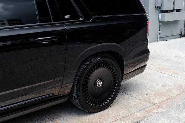 Фото дисков Brixton Forged LX16 Черный сатин на Cadillac Escalade V