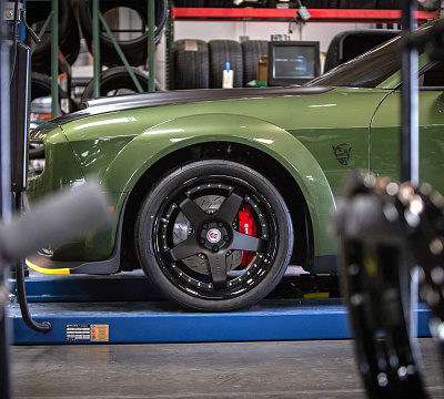 Фото дисков HRE C105 на Dodge Challenger III