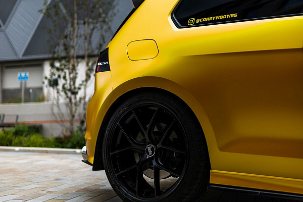 Фото дисков Bola FLE Черный глянец на Volkswagen Golf VII