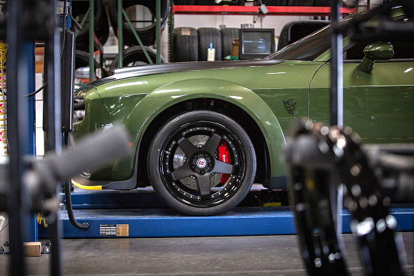 Фото дисков HRE C105 Черный сатин на Dodge Challenger III