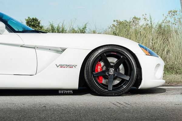 Фото дисков Strasse Wheels S5 Deep Concave Черный глянец на Dodge Viper