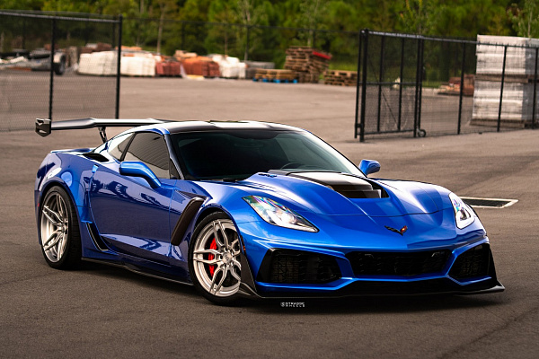 Фото дисков Strasse Wheels SV4 Deep Concave Duoblock Сатиновый темный лак на Chevrolet Corvette C7