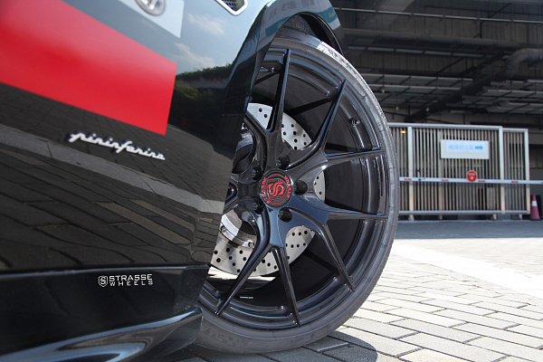 Фото дисков Strasse Wheels SM5R Deep Concave Monoblock Черный глянец на Maserati GranTurismo I