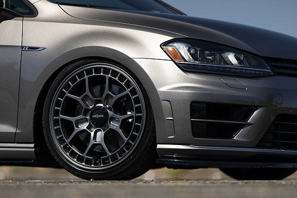Фото дисков Rotiform ZMO-M Сатиновый темный лак на Volkswagen Golf VII